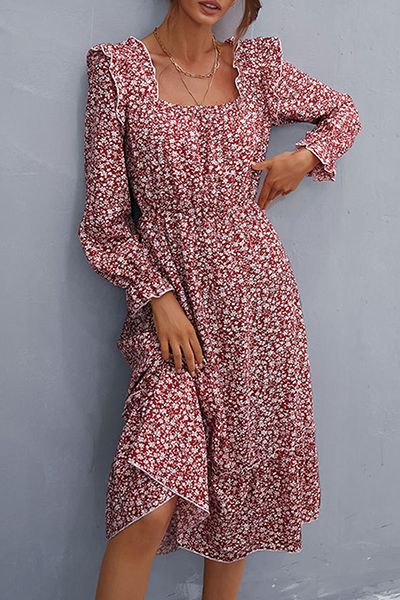 Elegante vestido de línea A con cuello cuadrado y volantes con patchwork floral