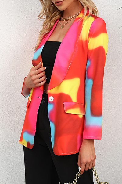Prenda exterior elegante con cuello vuelto, botones y abertura en la unión