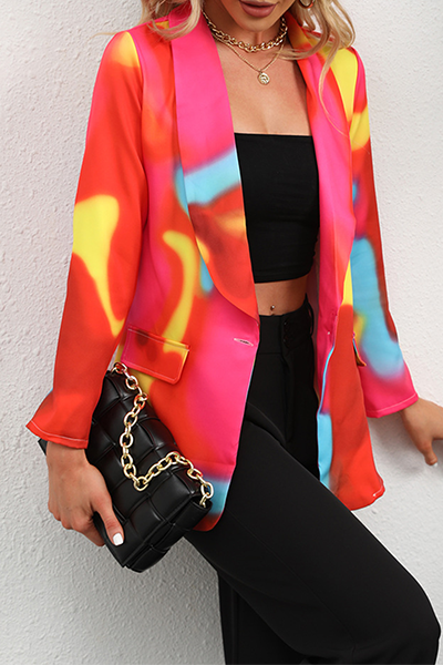 Prenda exterior elegante con cuello vuelto, botones y abertura en la unión