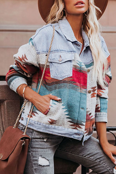 Chaqueta vaquera informal de manga larga con cuello vuelto, hebilla y abertura en la unión con estampado urbano