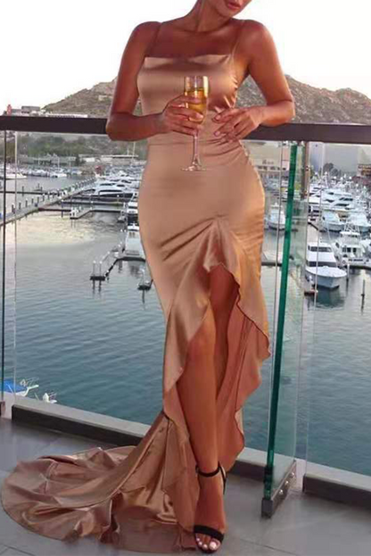 Elegante vestido de noche con abertura y volantes sólidos