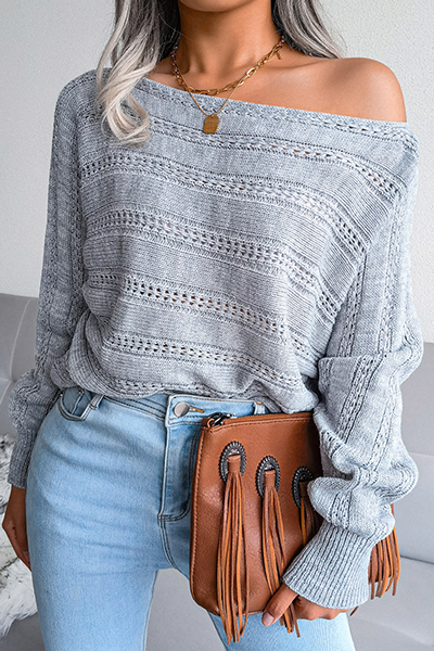 Suéter informal liso con abertura y perforaciones en los hombros