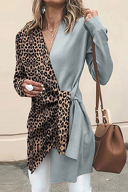 Prenda exterior informal y elegante con cuello en V y diseño de tiras de patchwork de leopardo