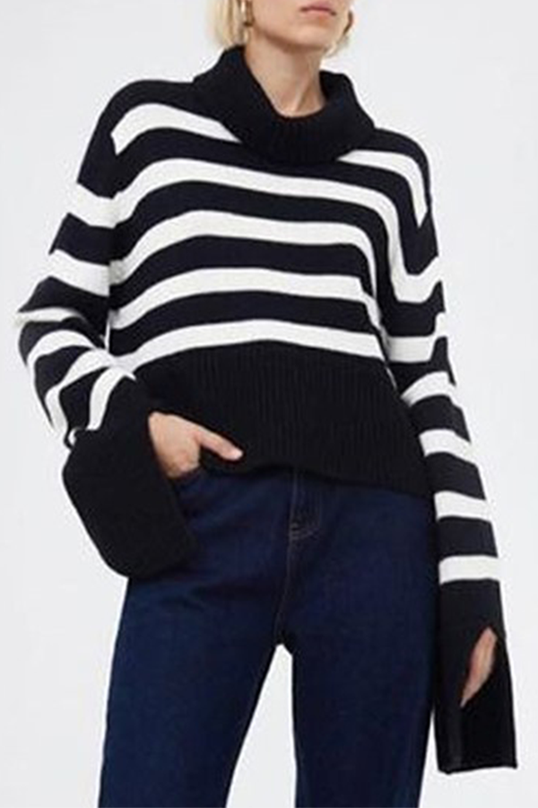 Suéter casual de cuello alto con aberturas y rayas en contraste