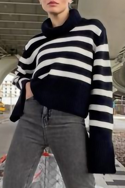 Suéter casual de cuello alto con aberturas y rayas en contraste