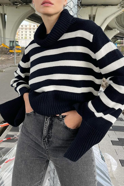 Suéter casual de cuello alto con aberturas y rayas en contraste