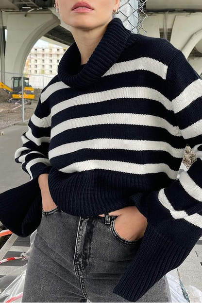 Suéter casual de cuello alto con aberturas y rayas en contraste