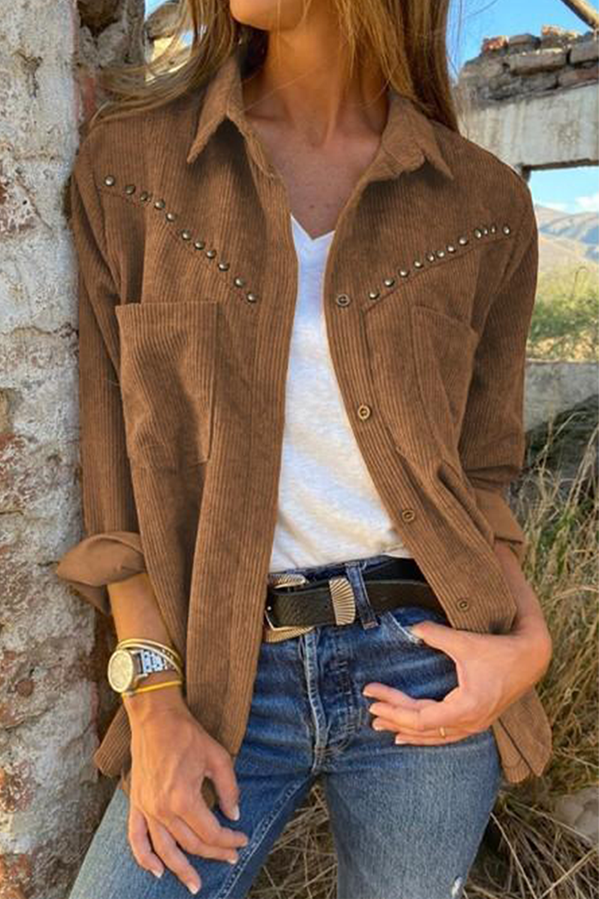 Tops casuales con cuello vuelto, bolsillos y remaches sólidos