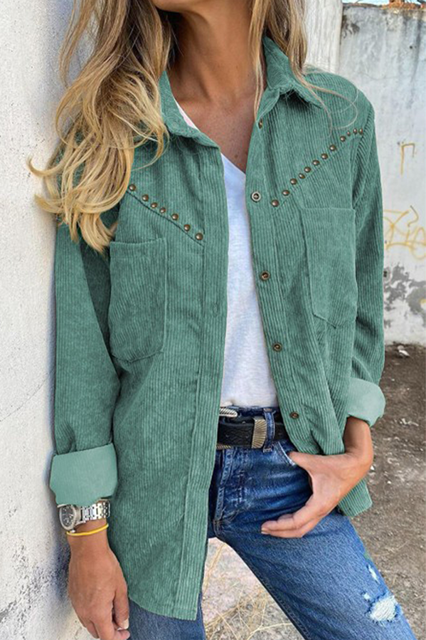 Tops casuales con cuello vuelto, bolsillos y remaches sólidos