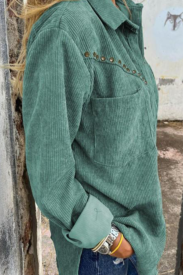 Tops casuales con cuello vuelto, bolsillos y remaches sólidos