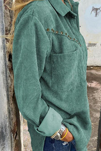 Tops casuales con cuello vuelto, bolsillos y remaches sólidos