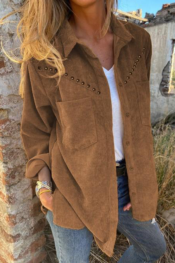 Tops casuales con cuello vuelto, bolsillos y remaches sólidos