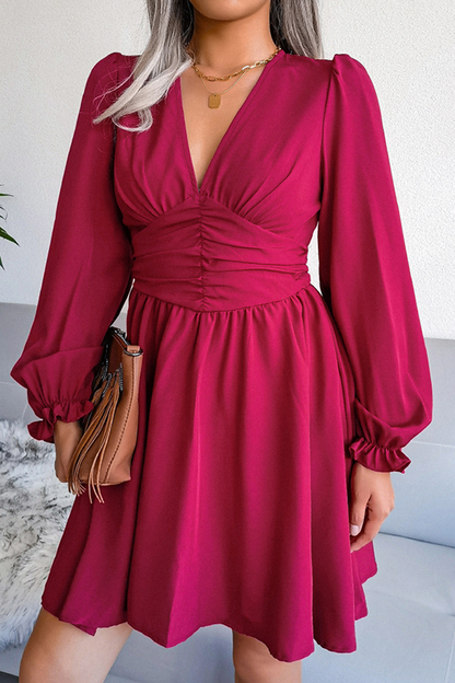 Vestidos elegantes de moda con falda de cintura alta, con pliegues y aberturas laterales.