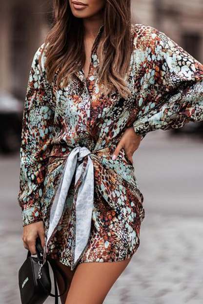 Vestidos de falda con cuello vuelto y cintura con diseño de correa y hebilla con estampado elegante a la moda