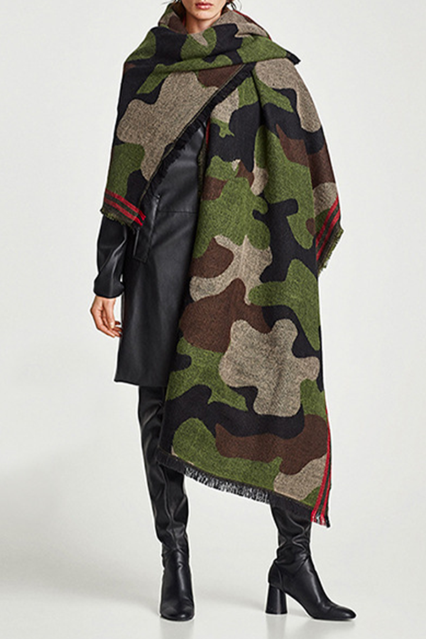 Bufanda con borlas y estampado de camuflaje de moda
