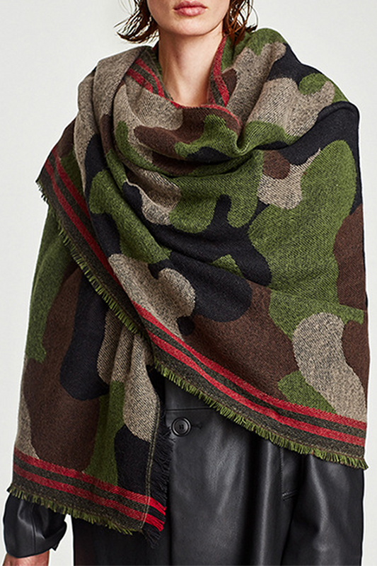 Bufanda de patchwork con borlas y estampado de camuflaje de moda