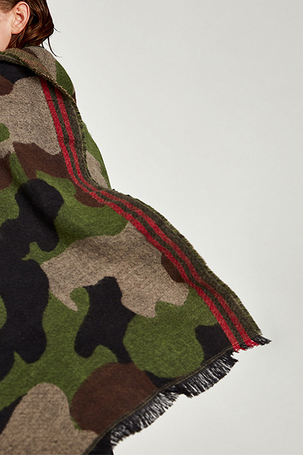 Bufanda con borlas y estampado de camuflaje de moda
