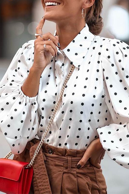 Blusa elegante de moda con cuello vuelto y hebilla con abertura en la unión de lunares