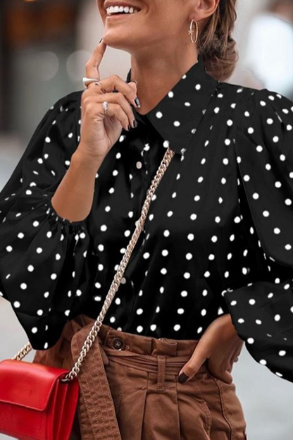 Blusa elegante de moda con cuello vuelto y hebilla con abertura en la unión de lunares