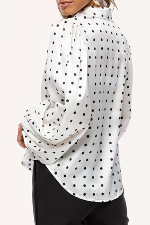 Blusa elegante de moda con cuello vuelto y hebilla con abertura en la unión de lunares