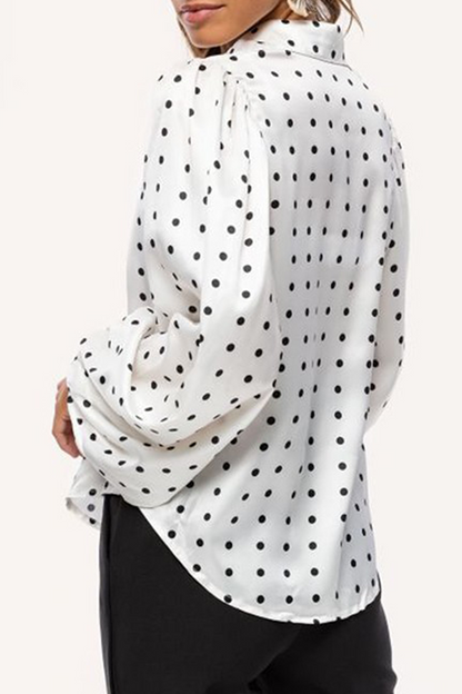 Blusa elegante de moda con cuello vuelto y hebilla con abertura en la unión de lunares