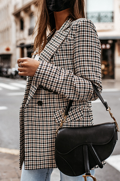 Prendas de abrigo elegantes con cuello vuelto y hebilla de unión dividida geométrica a la moda