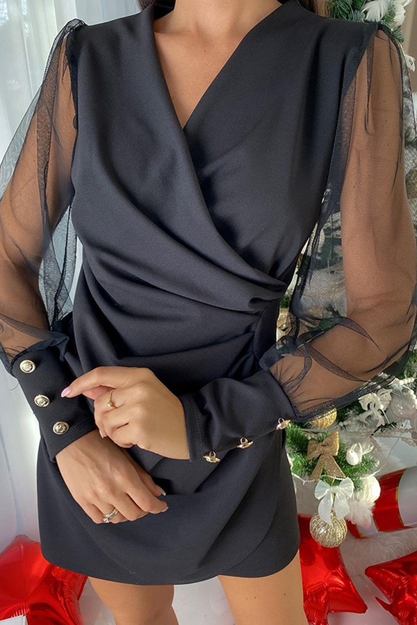 Elegante vestido de falda lápiz con escote en V y malla con pliegues de patchwork