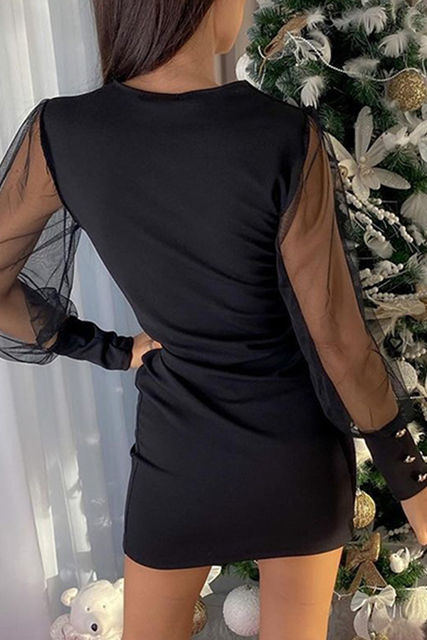 Elegante vestido de falda lápiz con escote en V y malla con pliegues de patchwork