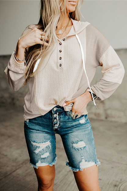 Tops casuales con capucha y cuello en contraste con hebillas de patchwork