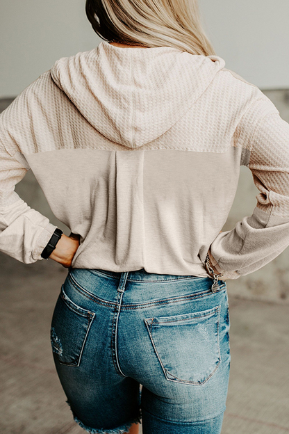 Tops casuales con capucha y cuello en contraste con hebillas de patchwork