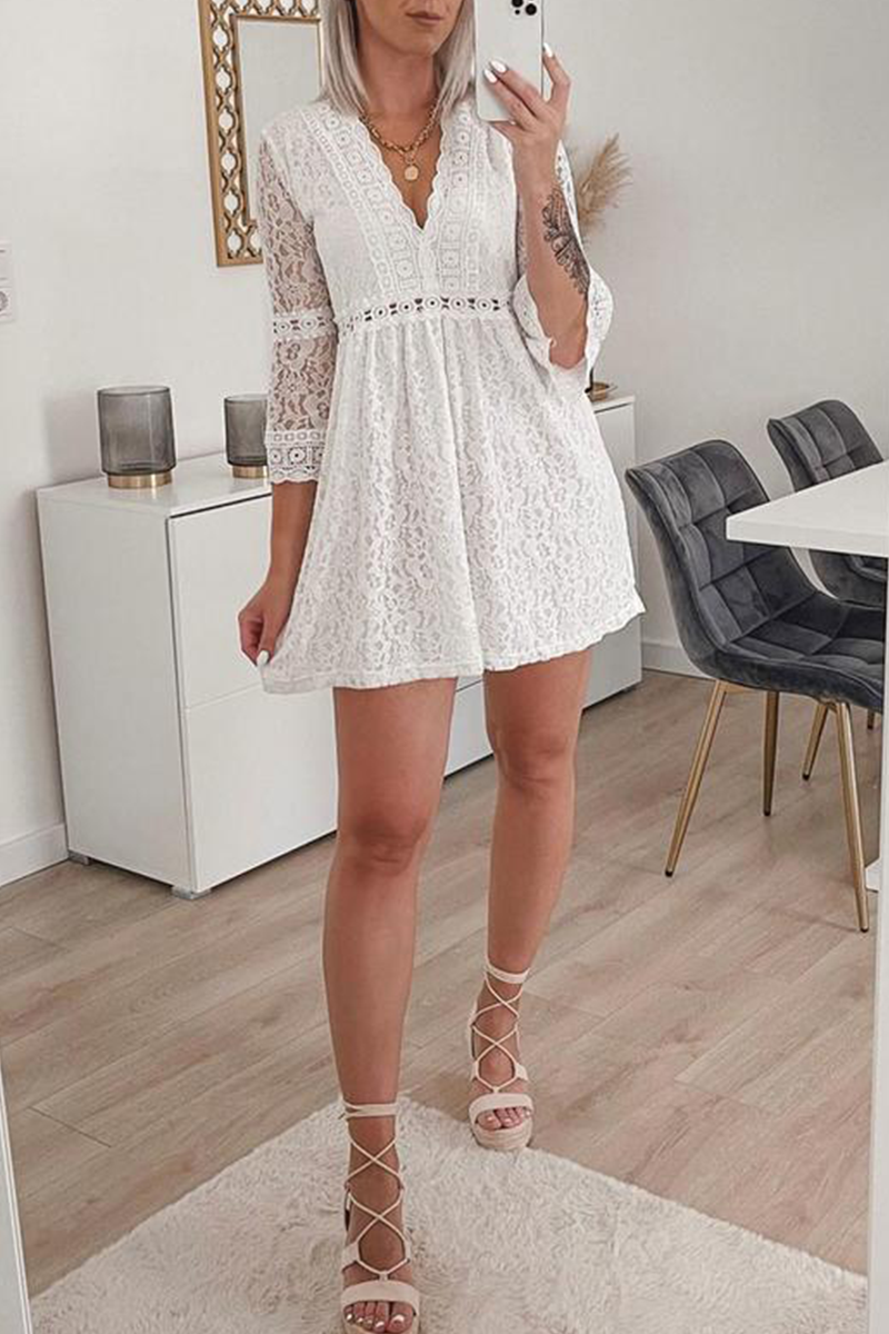 Vestidos casuales de encaje liso con cuello en V y falda pastel