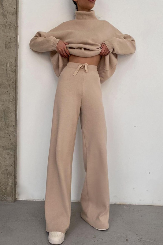 Conjunto informal de dos piezas con cuello alto, manga larga y abertura en la parte superior, color liso