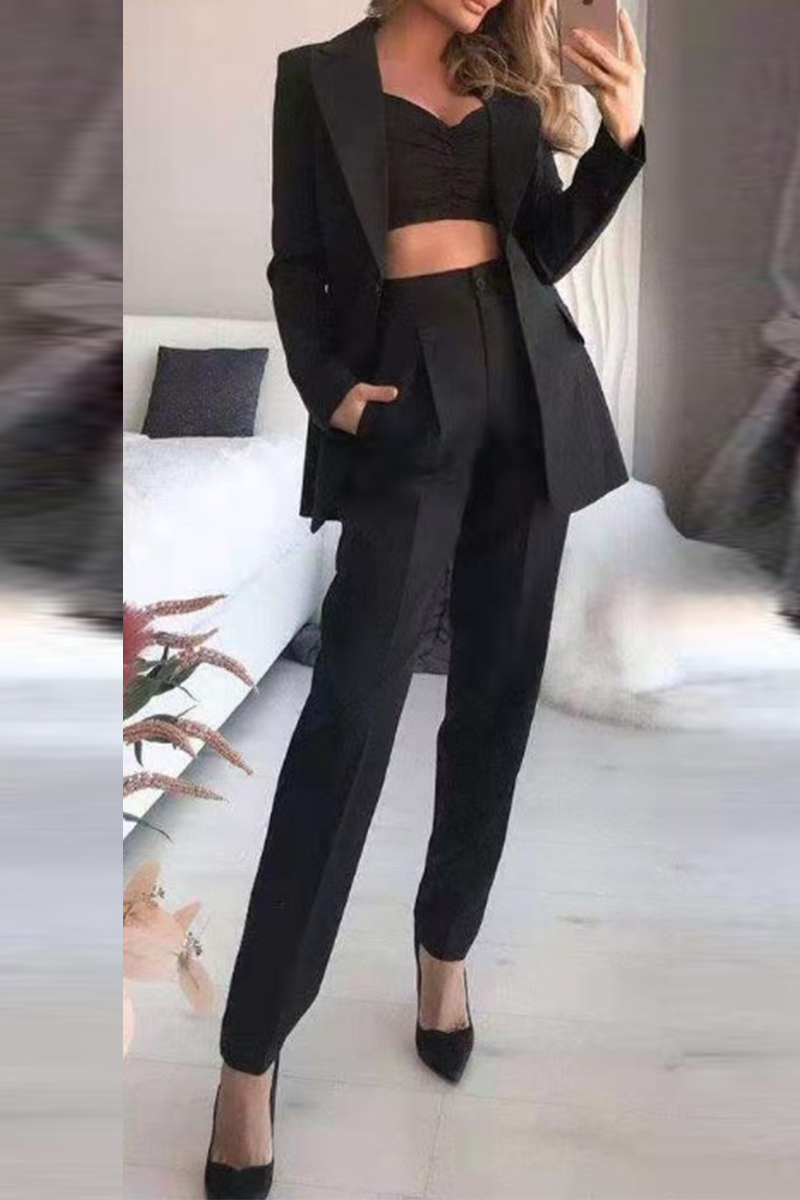 Conjunto de tres piezas de manga larga con cuello vuelto y parches sólidos a la moda