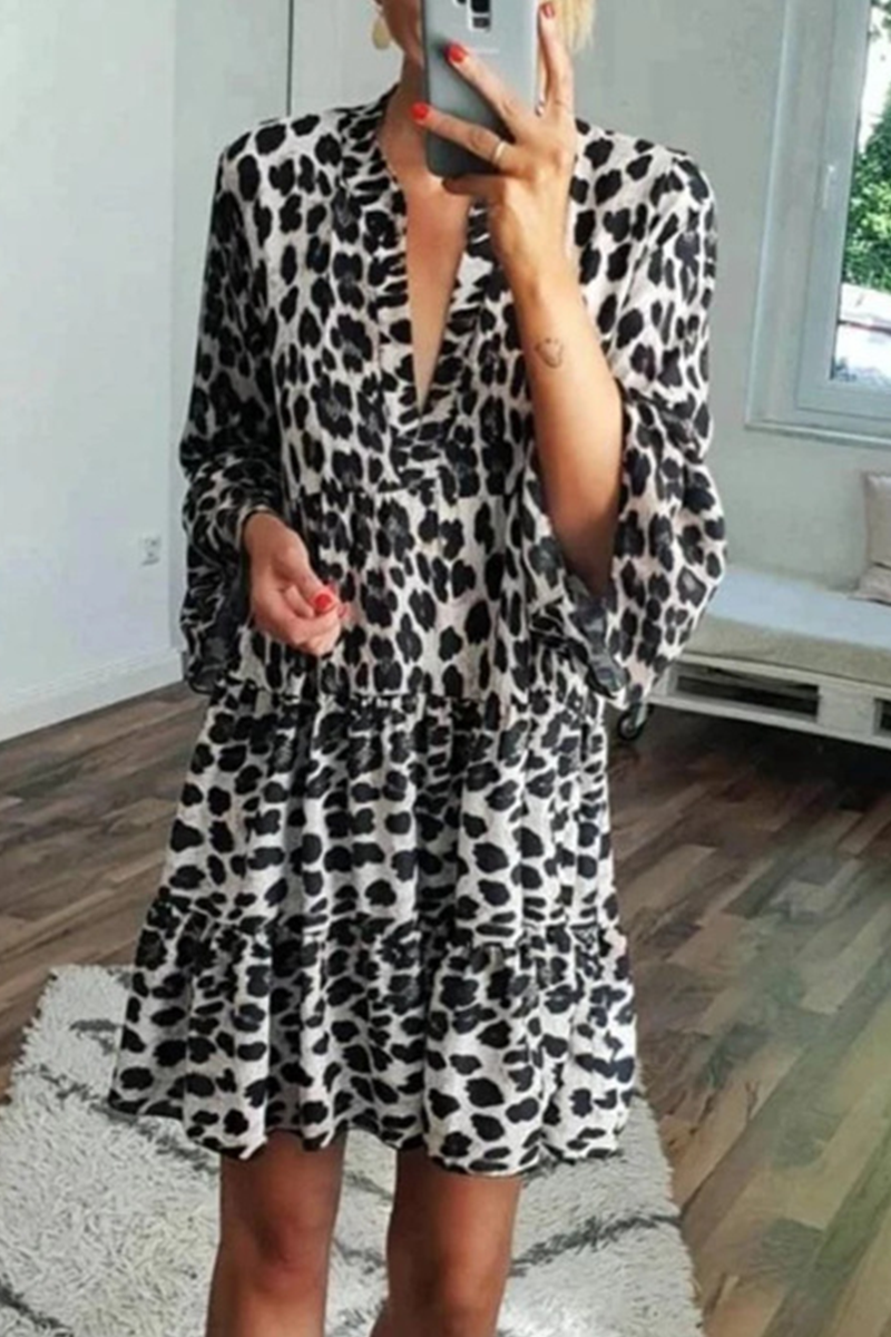 Vestidos casuales con falda pastel y cuello en V y patchwork de leopardo