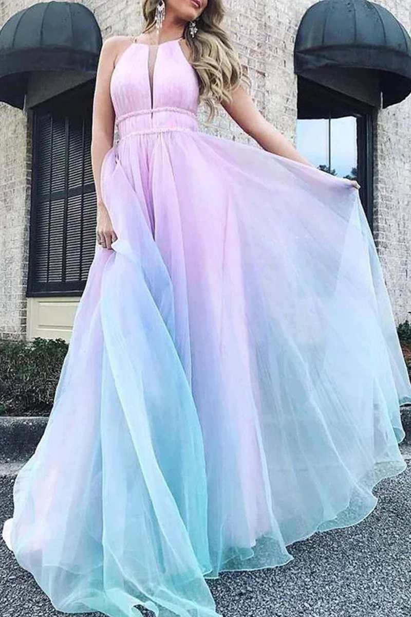 Vestido informal de malla con cuello halter y retazos