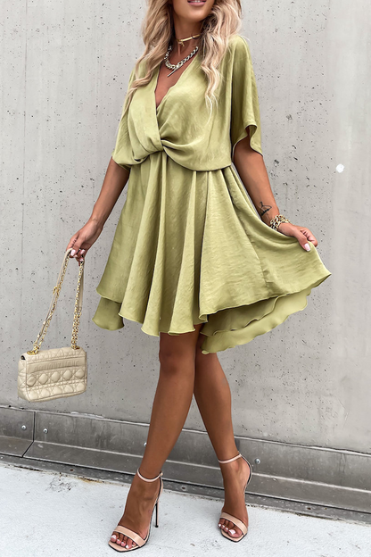 Vestidos de moda con falda pastel y cuello en V liso