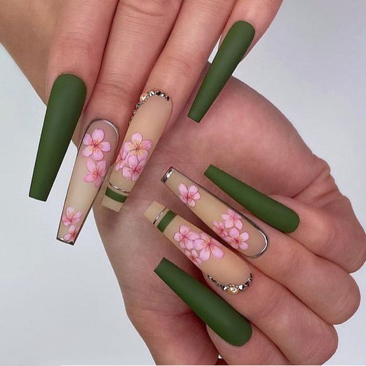 Pasta de uñas con diseño de patchwork de grafiti de moda