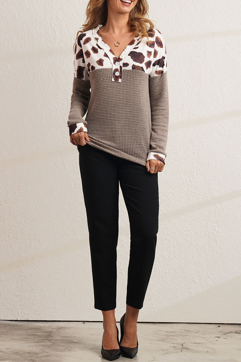 Tops casuales con cuello en V y patchwork de leopardo