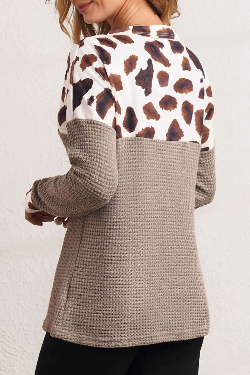 Tops casuales con cuello en V y patchwork de leopardo
