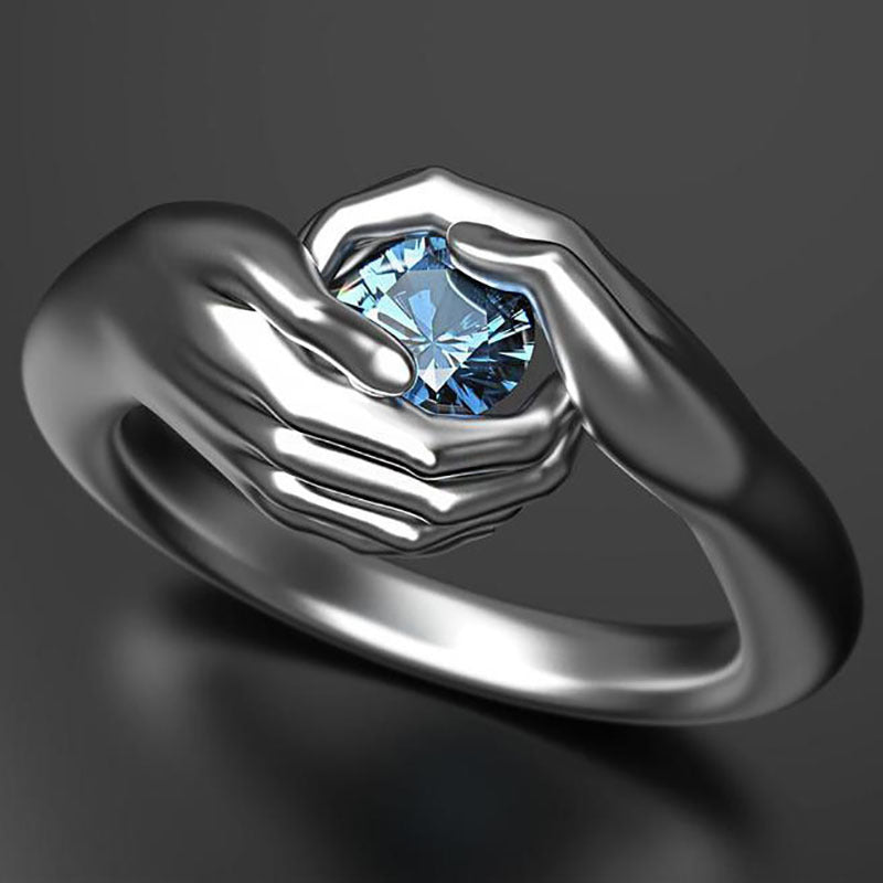 Anillo de mujer con manos abrazadas