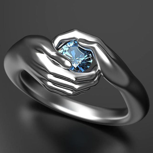 Anillo de mujer con manos abrazadas