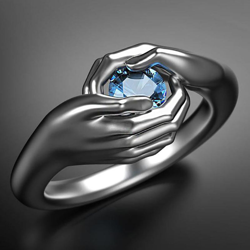 Anillo de mujer con manos abrazadas