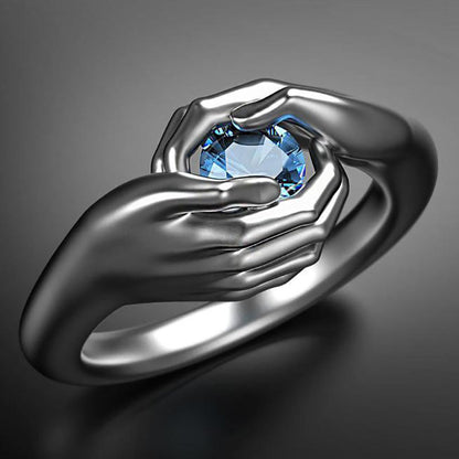 Anillo de mujer con manos abrazadas