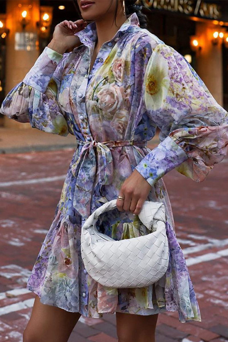 Vestidos con falda pastel y cuello vuelto con estampado de patchwork a la moda