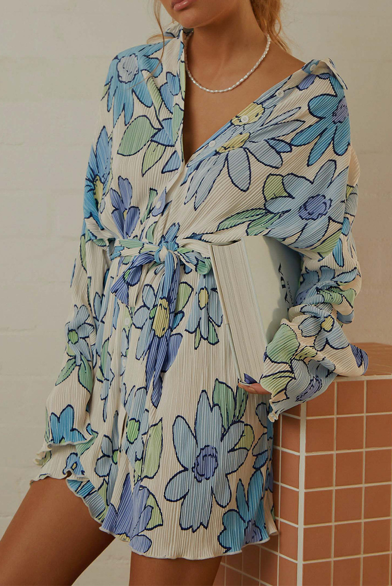 Vestido camisero informal con cuello vuelto y estampado de patchwork