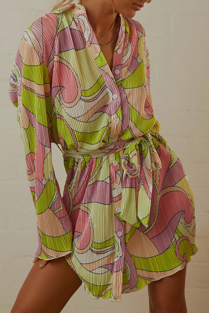 Vestido camisero informal con cuello vuelto y estampado de patchwork