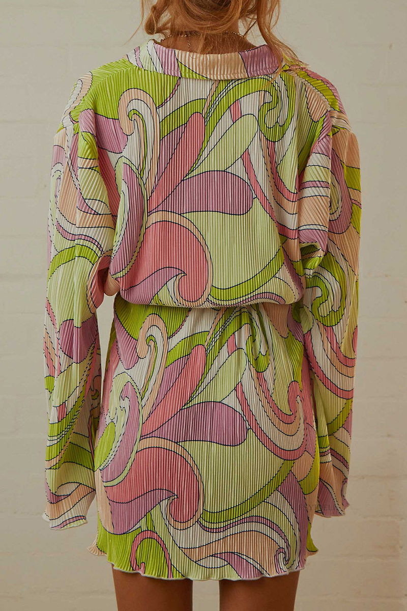 Vestido camisero informal con cuello vuelto y estampado de patchwork