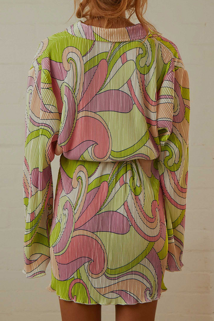 Vestido camisero informal con cuello vuelto y estampado de patchwork