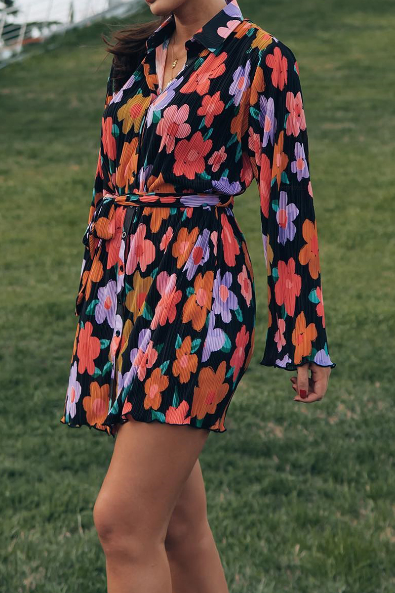 Vestido camisero informal con cuello vuelto y estampado de patchwork