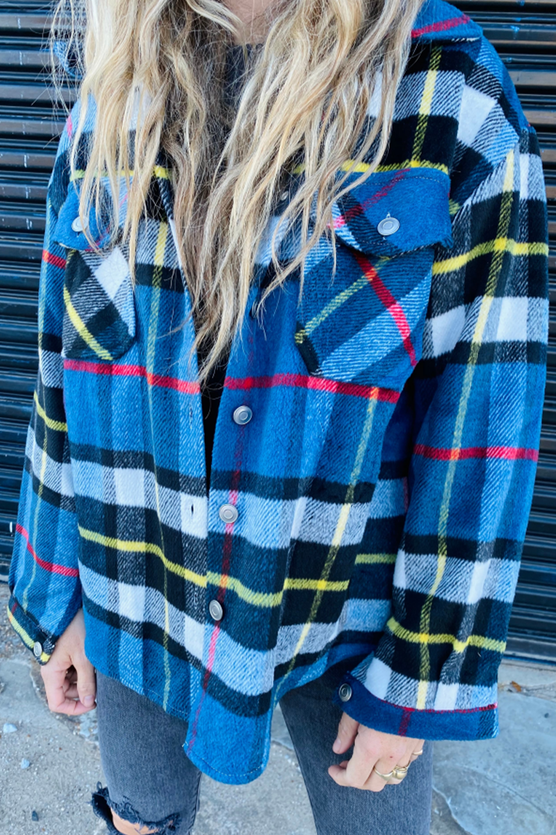 Prendas de abrigo con cuello vuelto, patchwork y cuadros a la moda